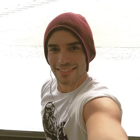 Este galán tiene 25 años, es cantante y actor, actualmente es protagonista del musical "El Rey León" en México.