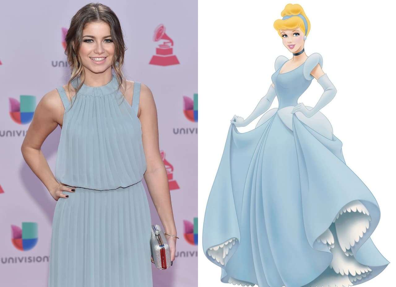 Sofía Reyes tiene una carita de princesa que la hace parecerse mucho a Cenicienta, además las dos se ven divinas con ese tono de azul.