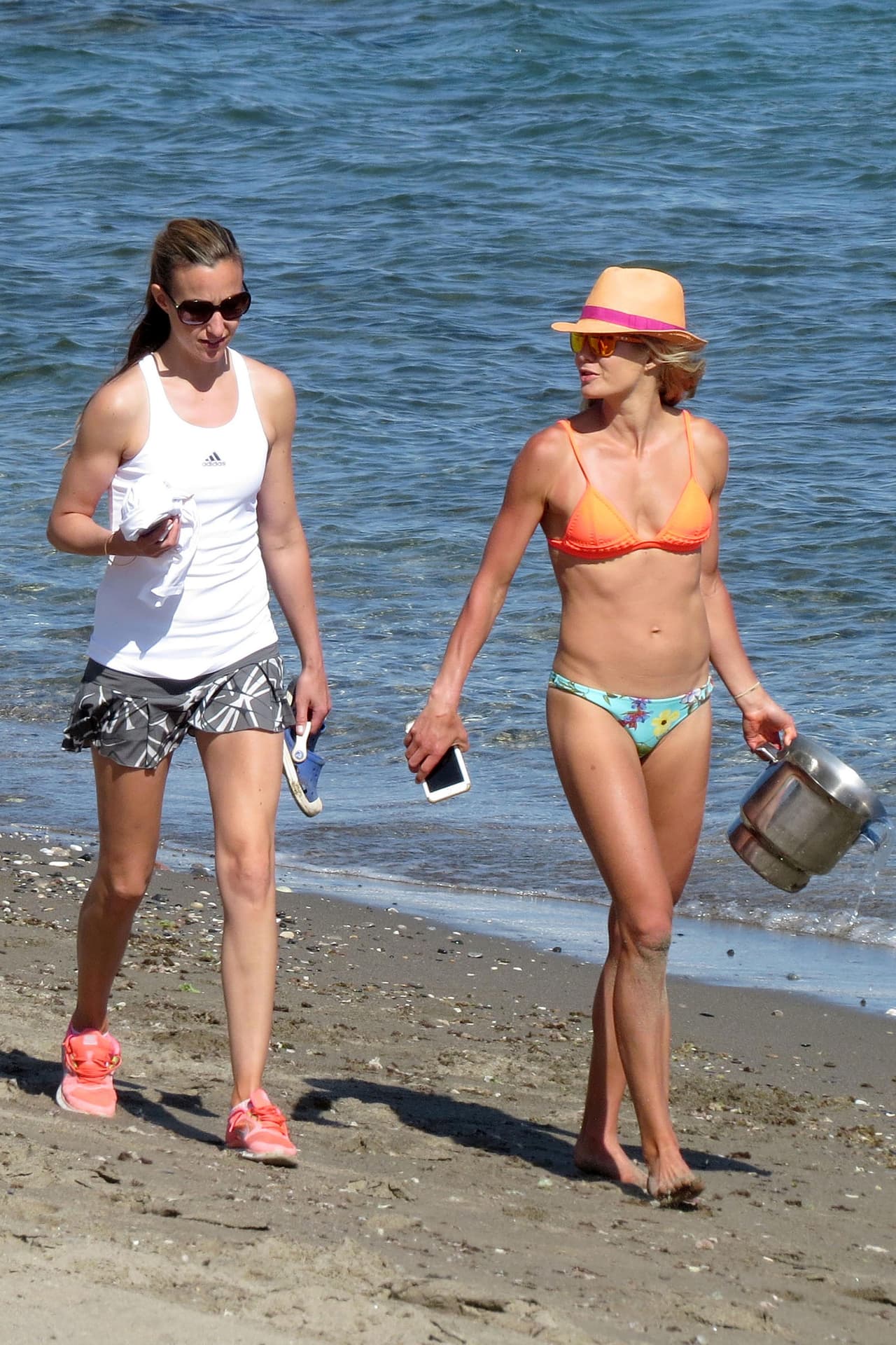 Anna Eberstein mientras jugaba en la playa.