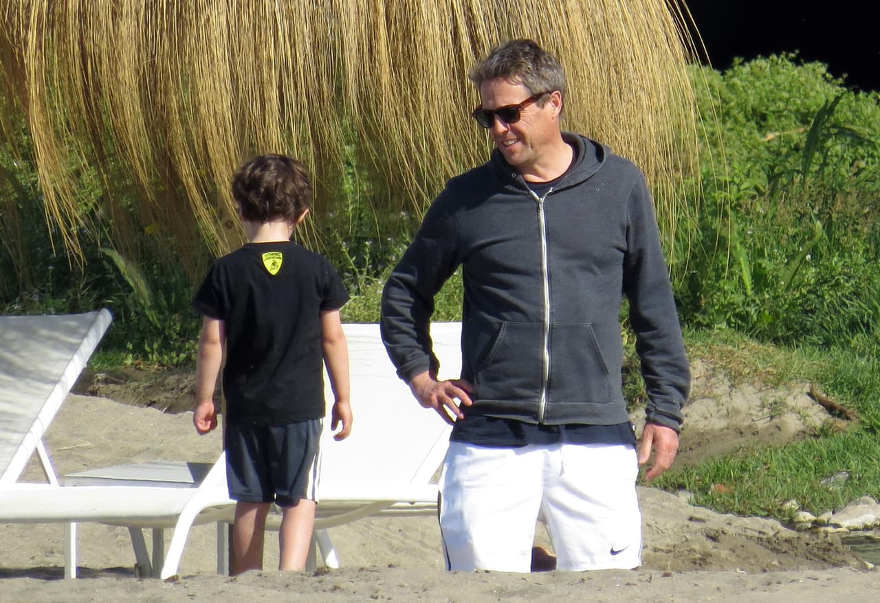 Hugh Grant y Anna Eberstein de vacaciones con sus hijos.