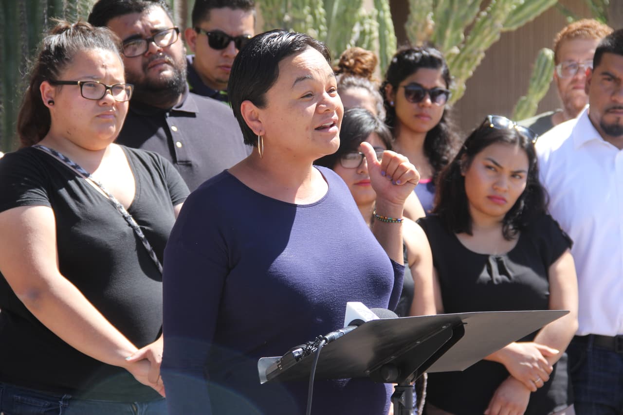 Organizaciones pro-inmigrantes tomaron este jueves la oficina del gobernador de Arizona, Doug Ducey.