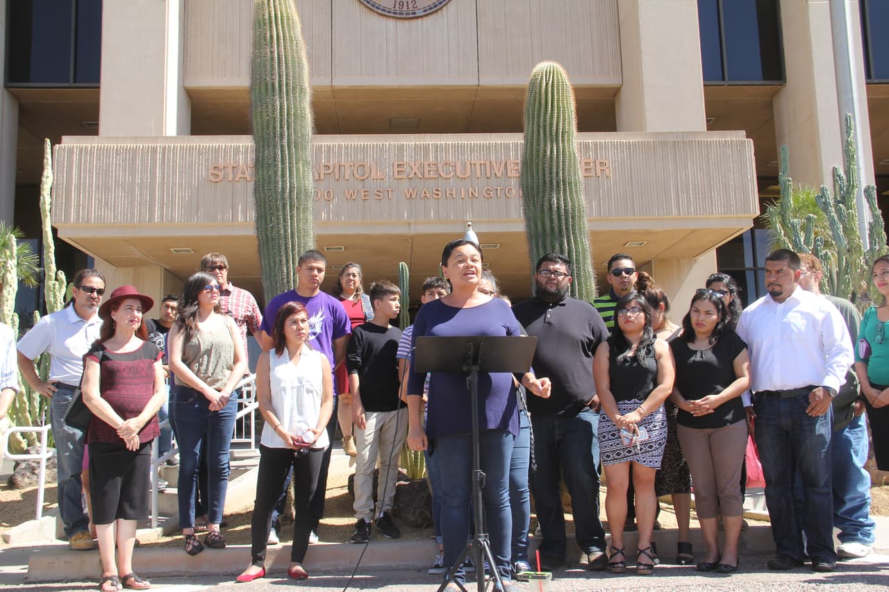 También quieren que el mandatario diga si apoya las cinco propuestas de ley antiinmigrantes que se debaten en la legislatura.