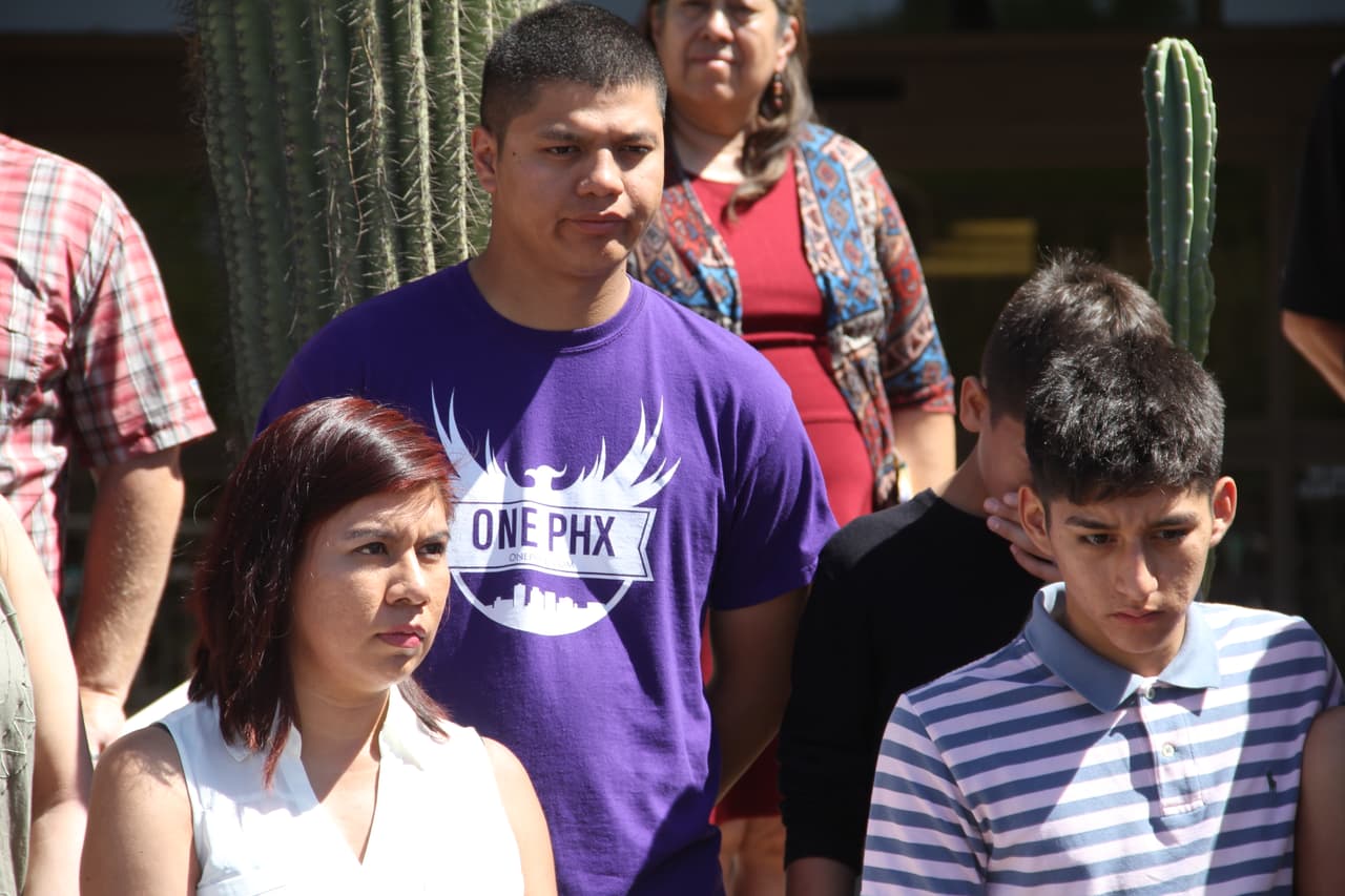 Para ellos, ya es hora de que el gobernador de Arizona, Doug Ducey, diga públicamente cuál es su posición con respecto a Donald Trump.