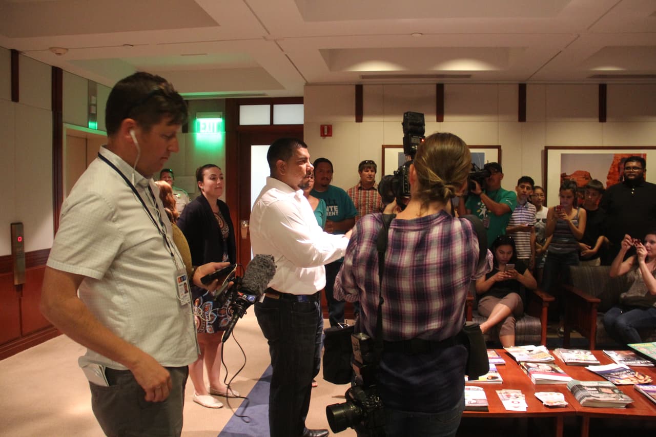 Se les permitió subir a la oficina del gobernador, pero éste no estaba allí.