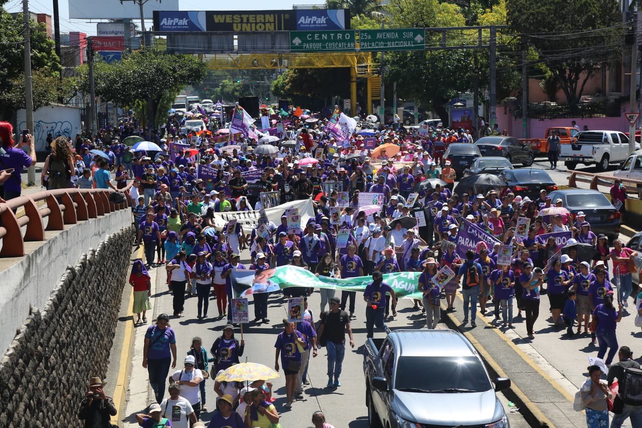 La multitud desbordó las calles de San Salvador.