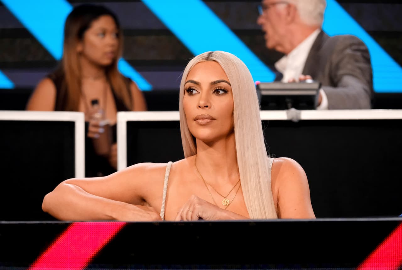 Precisamente Kim Kardashian ha sido la única en reaccionar públicamente al escándalo de infidelidad de Tristan Thompson, diciendo que la situación de su hermana está “muy jo**da”.