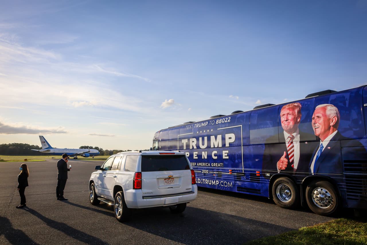 "Si amas la fe, la libertad, la ley y el orden, y la vida, en 24 días tenemos que reelegir al presidente Donald Trump por cuatro años más", dijo Pence el viernes en otro acto de campaña. 
<br>