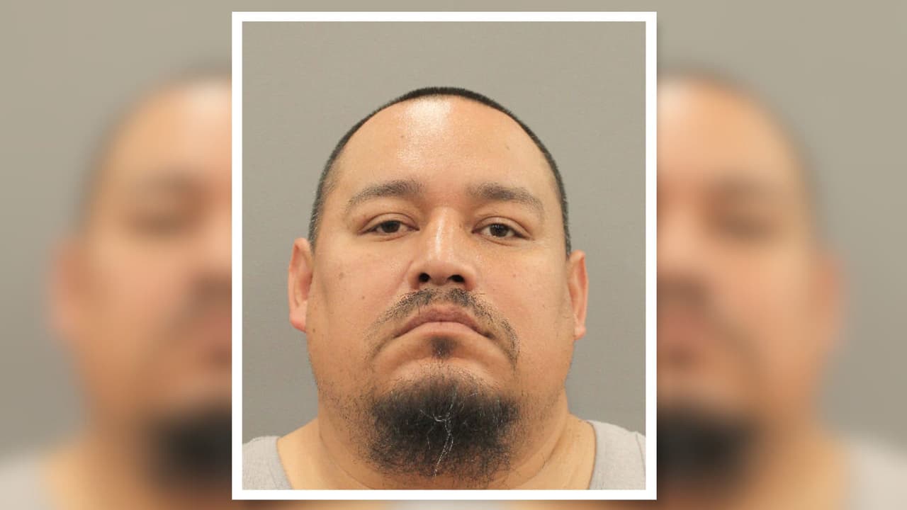 Este hombre tiene 43 años y está acusado golpear mortalmente a una persona en una gasolinera de Houston