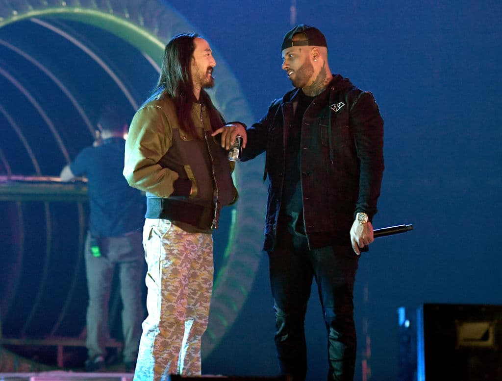 Steve Aoki y Nicky Jam ajustando detalles de último momento para que todo salga perfecto en la noche de gala de los Latin GRAMMY.
