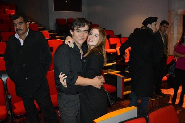 ¿Tú qué opinas? Mientras tanto, encantará a las muchachas actuando en la serie biográfica de Joan Sebastian.