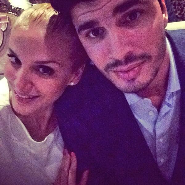 ¡Su hermano Bruce es casi idéntico a ella! Y muy guapo.