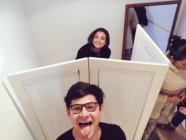 Mientras tanto, en sus redes sociales podemos ver que no se cansa de hacerle travesuras a la bella actriz.