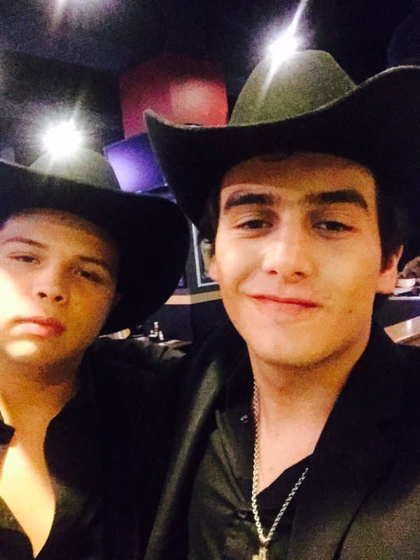 Mucho se habla de que el joven cantante heredó la belleza de su mamá y el carisma y galanura de su papá.