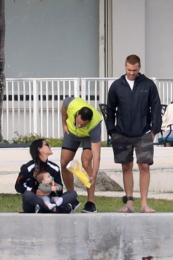 Lyle no puede trabajar y tampoco regresar a México, donde está 
<b><a href="https://www.univision.com/famosos/la-familia-del-arrestado-actor-pablo-lyle-pide-y-recibe-apoyo-del-instituto-sinaloense-de-cultura-fotos">su esposa Ana y sus dos hijos</a></b>, además del resto de su familia y sus amigos más cercanos.