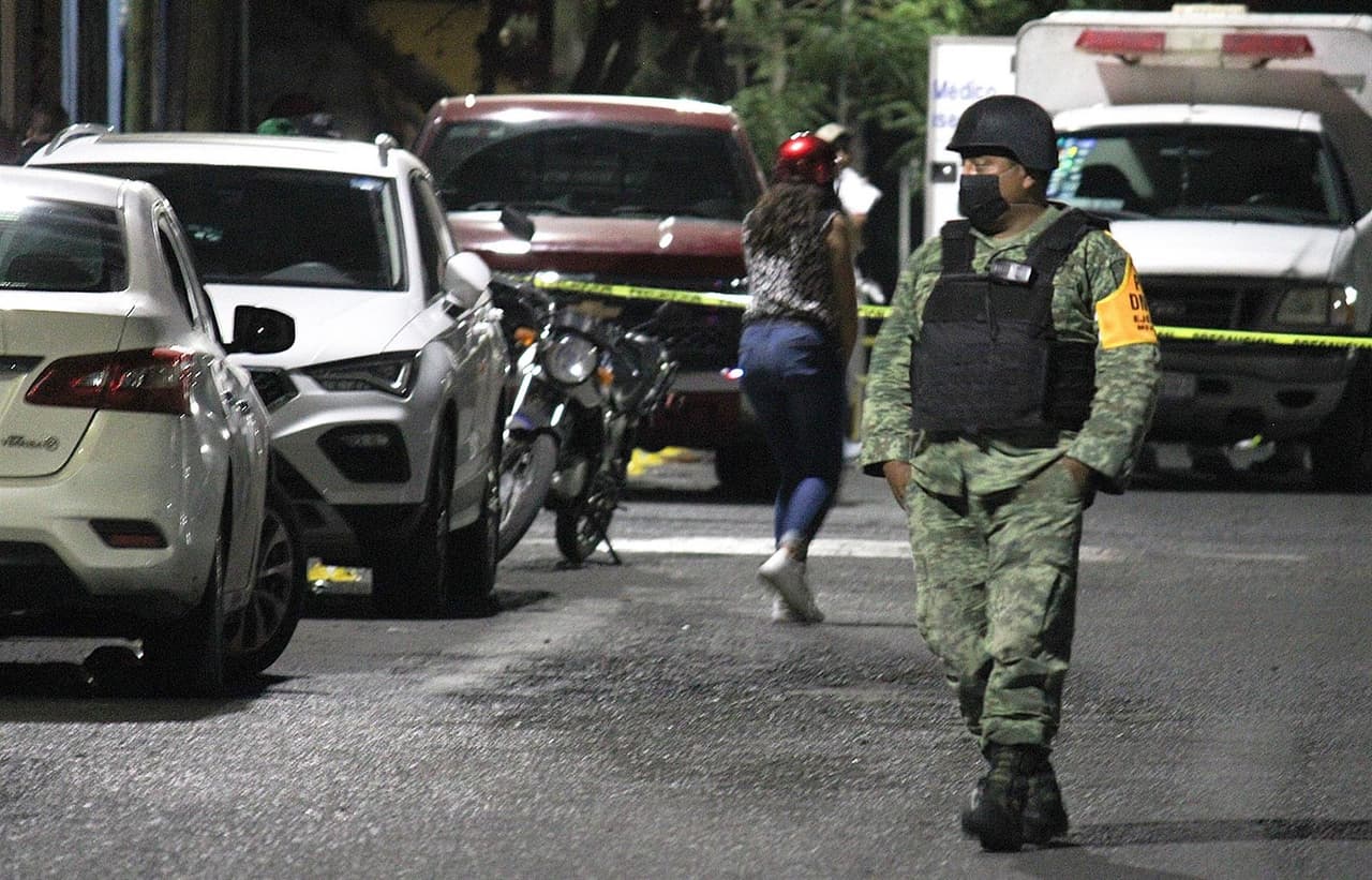 Un miembro del Ejército mexicano, resguarda el sitio donde fue 
<b>asesinada la candidata a la presidencia municipal por el partido Movimiento Ciudadano (MC), Alma Rosa Barragán</b> el 25 de mayo, en Moroleón, Guanajuato, mientras encabezaba un evento proselitista. Durante el actual proceso electoral 
<b>88 actores políticos, entre ellos los 34 candidatos, han sido asesinados</b>.