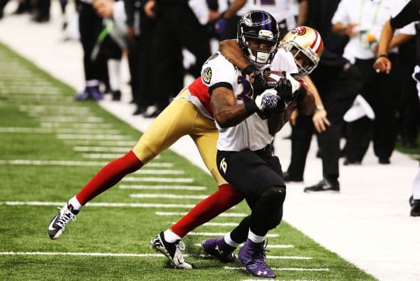 La gran fiesta deportiva del año en Estados Unidos, el Super Bowl de la Liga Nacional de Fútbol Americano (NFL), en su cuadragésima séptima edición, ya forma parte de la historia con los Ravens de Baltimore como nuevos campeones al vencer por 34-31 a los 49ers de San Francisco. Los pronósticos se cumplieron, los Ravens llegaron al Mercedes-Benz Super Dome de Nueva Orleans con el mejor mariscal de campo del momento, Joe Flacco, y la mejor defensa de la NFL, ambos factores se hicieron presentes en los momentos decisivos que hicieron posible el triunfo y el conseguir el segundo trofeo Vince Lombardi en la historia de la franquicia de Baltimore. Flacco, de 28 años, fue el líder perfecto en la primera parte al conseguir tres pases de anotación, que lo dejaron como el sexto mariscal que lo consigue en la historia del Super Bowl y una ventaja parcial de 21-6 al descanso que sería decisiva. El safety Ed Reed, nativo de New Orleans, empataría la mejor marca de la fase final de la NFL con nueve robos aéreos, mientras que Kaepernick quedaría con la mancha de la interceptación que sufrió. Antes que se diese el ya histórico apagón, el primero en un Super Bowl, el receptor abierto Jacoby Jones también quiso entrar en los libros de las marcas al conseguir nada más comenzar el tercer periodo al regresar 108 yardas de "touchdown" una devolución de balón, la mejor de todos los tiempos. Kaepernick y los 49ers vivieron los momentos estelares del partido al conseguir 23 puntos en menos de 13 minutos, 17 fueron consecutivos. Lewis, no brilló como en el primer Super Bowl del 2001 cuando ganó el premio de Jugador Más Valioso (MVP), que esta vez le fue con todos los honores a Flacco, al completar 22 de 33 pases para 287 yardas, sin interceptaciones, pero hizo seis derribos y cuatro fueron "placajes" solitarios. Suficientes para que los Ravens lograsen el segundo trofeo Vince Lombardi en su historia y Lewis pudiese cerrar con broche de oro su legado de 17 temporadas brillantes dentro de la competición de la NFL. Mientras que la revelación de la temporada Kaepernick confirmó que es un mariscal muy especial, lleno de energía, que corre como nadie, que tiene un dinamismo único, pero que todavía no pudo emular a los legendarios Montana y Young, que lo precedieron al frente de los 49ers en los cinco Super Bowls que disputaron y que consiguieron ganar. Los jugadores de los 49er, encabezados por el corredor Frank Gore insistieron que su equipo fue mejor como conjunto que los Ravens se aprovecharon de acciones aisladas. Pero el marcador final estableció que los ganadores fueron los Ravens, por eso dos hermanos, John y Jim Harbaugh, los primeros en la historia de la NFL que dirigieron a los equipos que disputaron un título de Super Bowl, al concluir el partido fueron al encuentro y se dieron un gran abrazo.