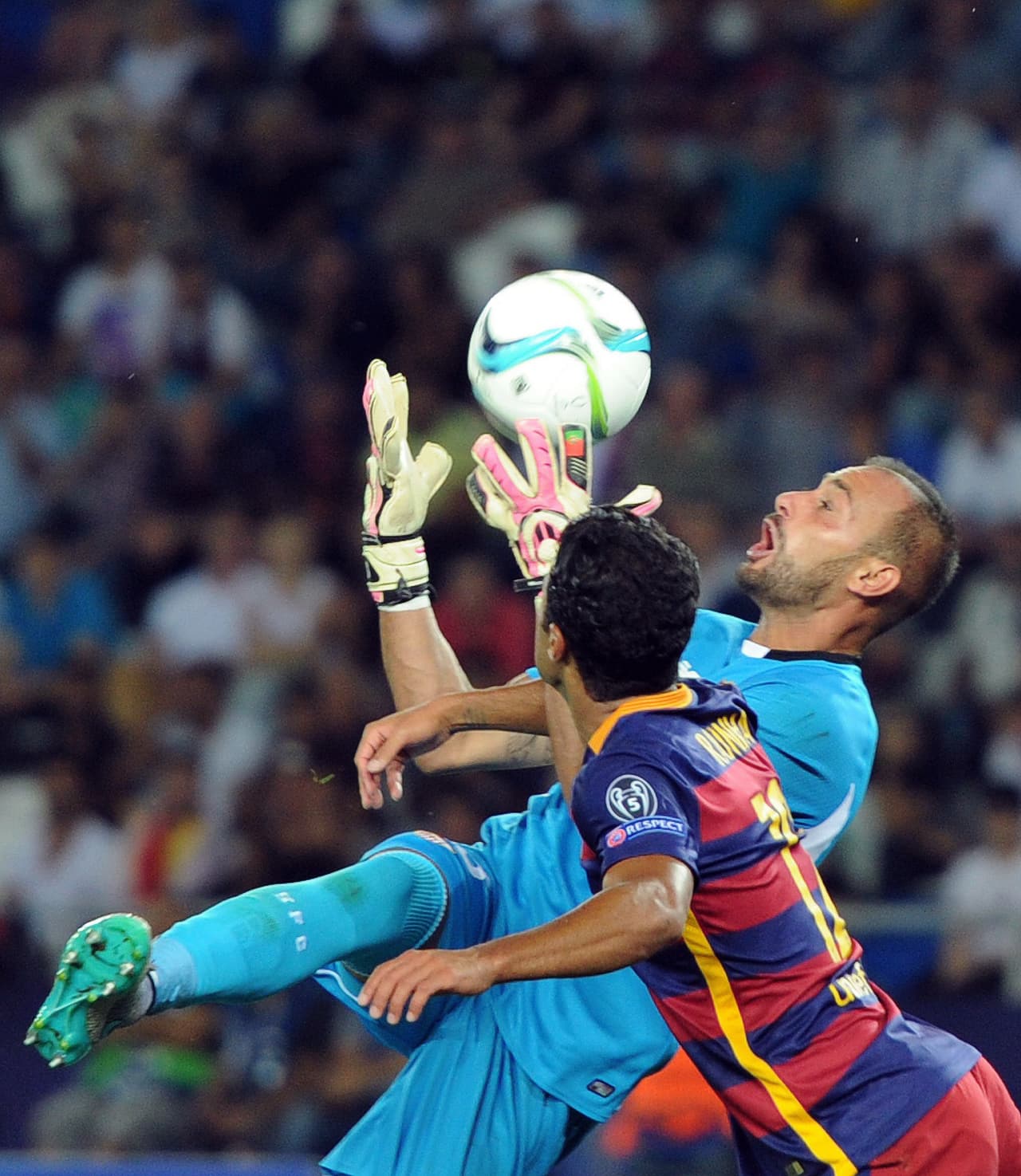 13 Beto – Emery optó por la veteranía del luso, en vez de Sergio Rico, y recibió dos goles al primer cuarto de hora en dos faltas que Messi envió a las mallas. En la segunda quizás reaccionó tarde. Se rehizo y salvó un mano a mano con Suárez, pero seguidamente falló su zaga y llegó el 3-1. Aún así, estuvo seguro y en la prórroga despejó magistralmente otra falta de Messi, pero Pedro cazó el rechace. Calificación: 7.