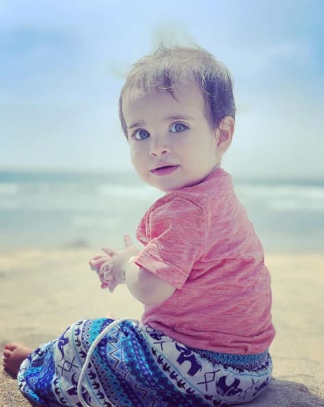 Josué publicó un cariñoso mensaje para expresar su emoción: “¡Un año de ser papás! La mejor mamá del mundo @michellerenaud”.