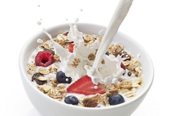 Por ejemplo, un bol de cereal integral y leche, más yogur griego, un huevo o queso. También funciona ese trozo de pollo de la cena de ayer. Incluye una fruta ¡y listo!