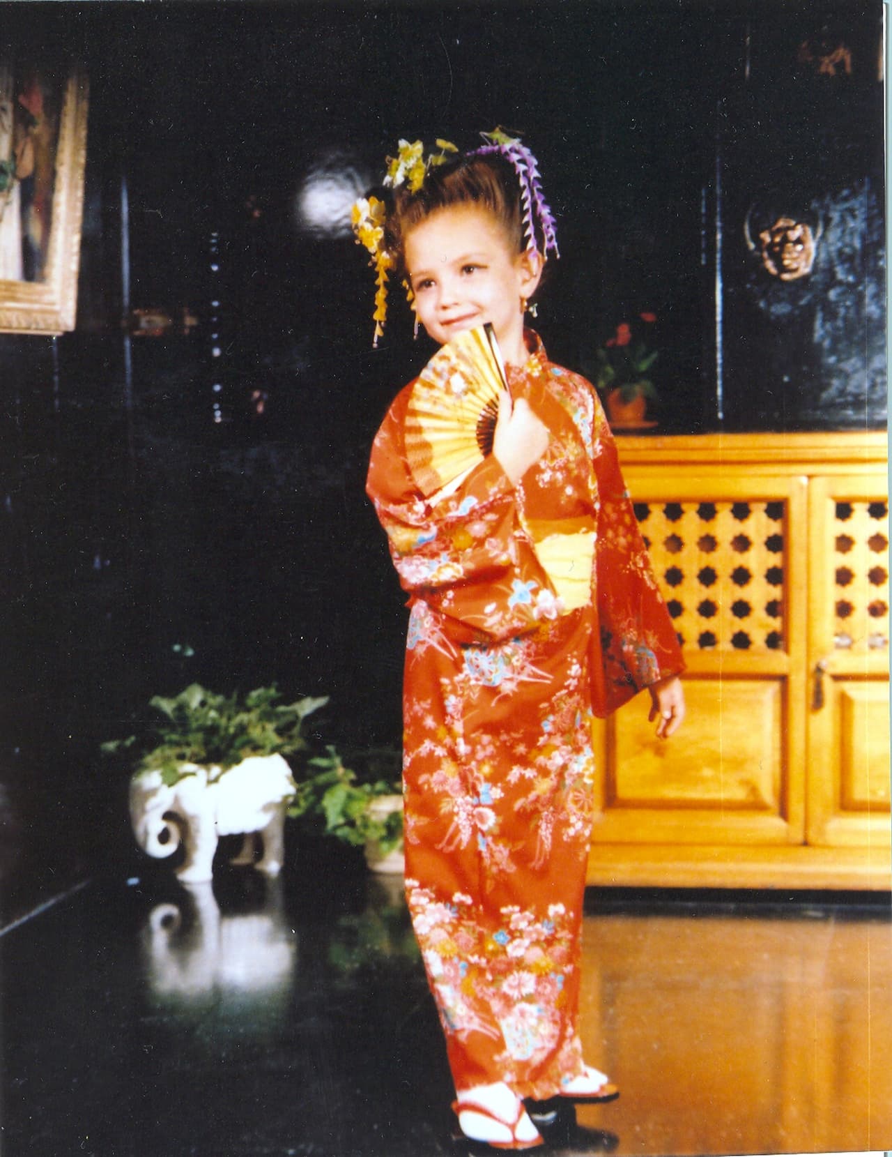 Vestida con un kimono, circa 1977, a los 6 años de edad proximadamente.