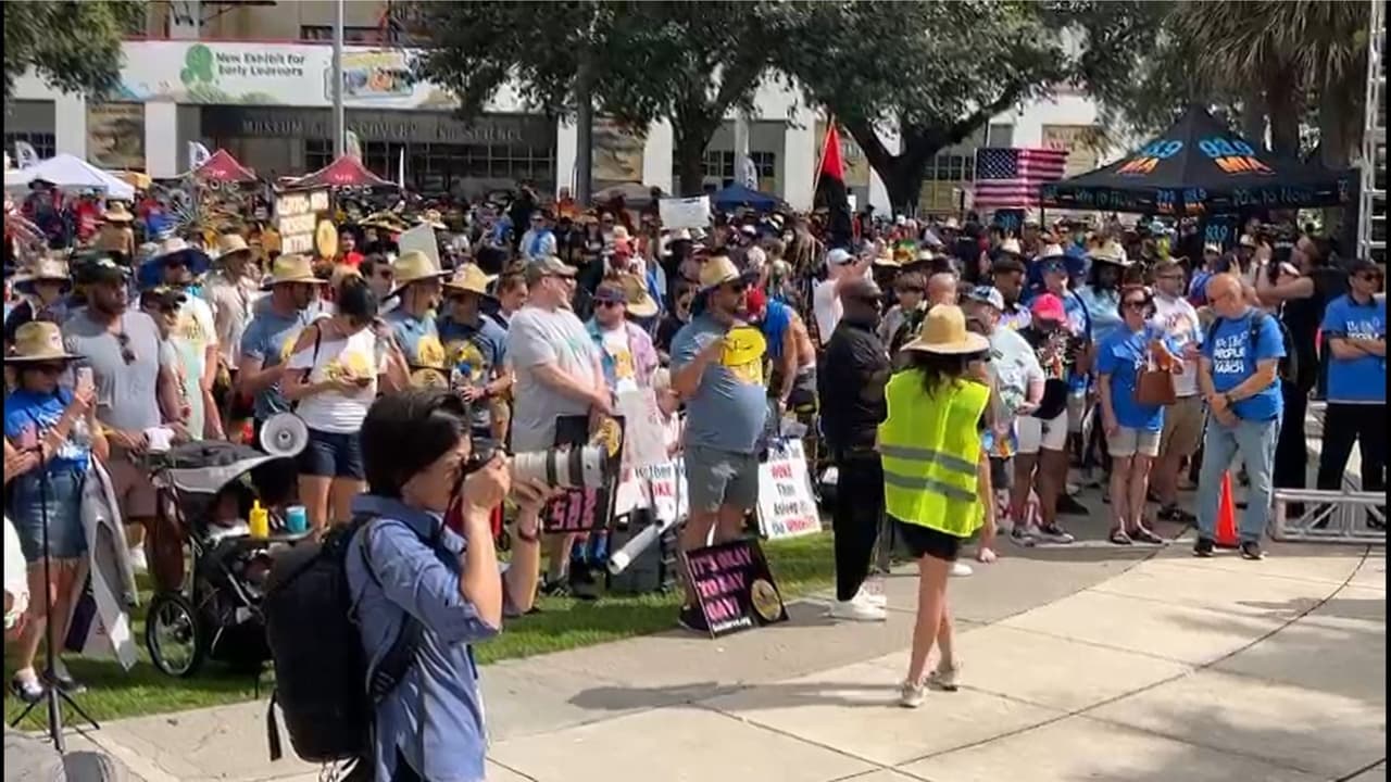 'We The People' se define como un movimiento compuesto por líderes comunitarios "a favor de la democracia".Buscan defender "la libertad, la justicia, la equidad y la libertad personal, y con hacer lo correcto para proteger nuestros derechos", según la descripción de su página web.