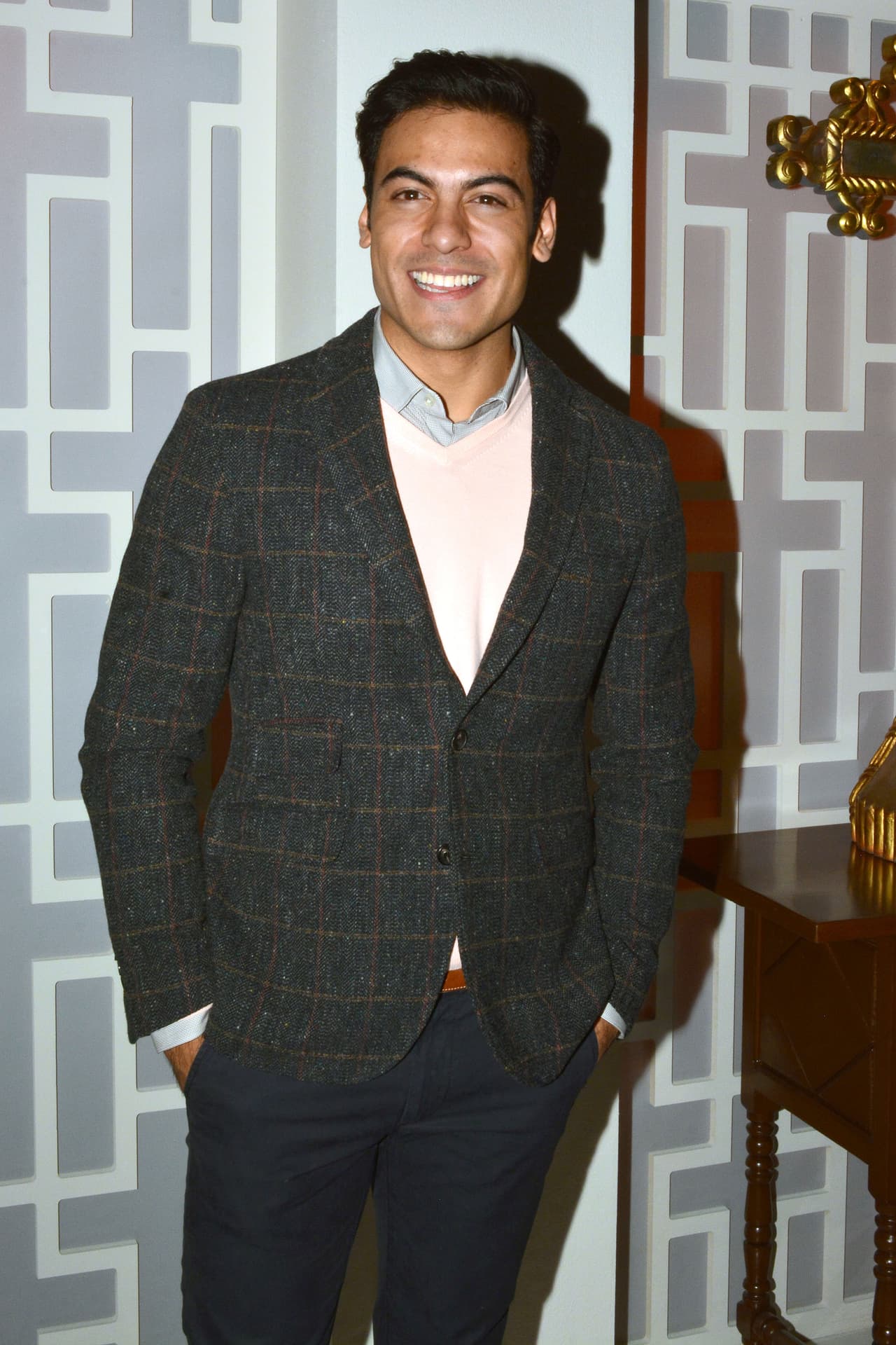 La sorpresa de este híbrido entre telenovela y serie es Carlos Rivera, quien ya tiene carrera en la música y el teatro y ahora debutará como galán de la pantalla chica.