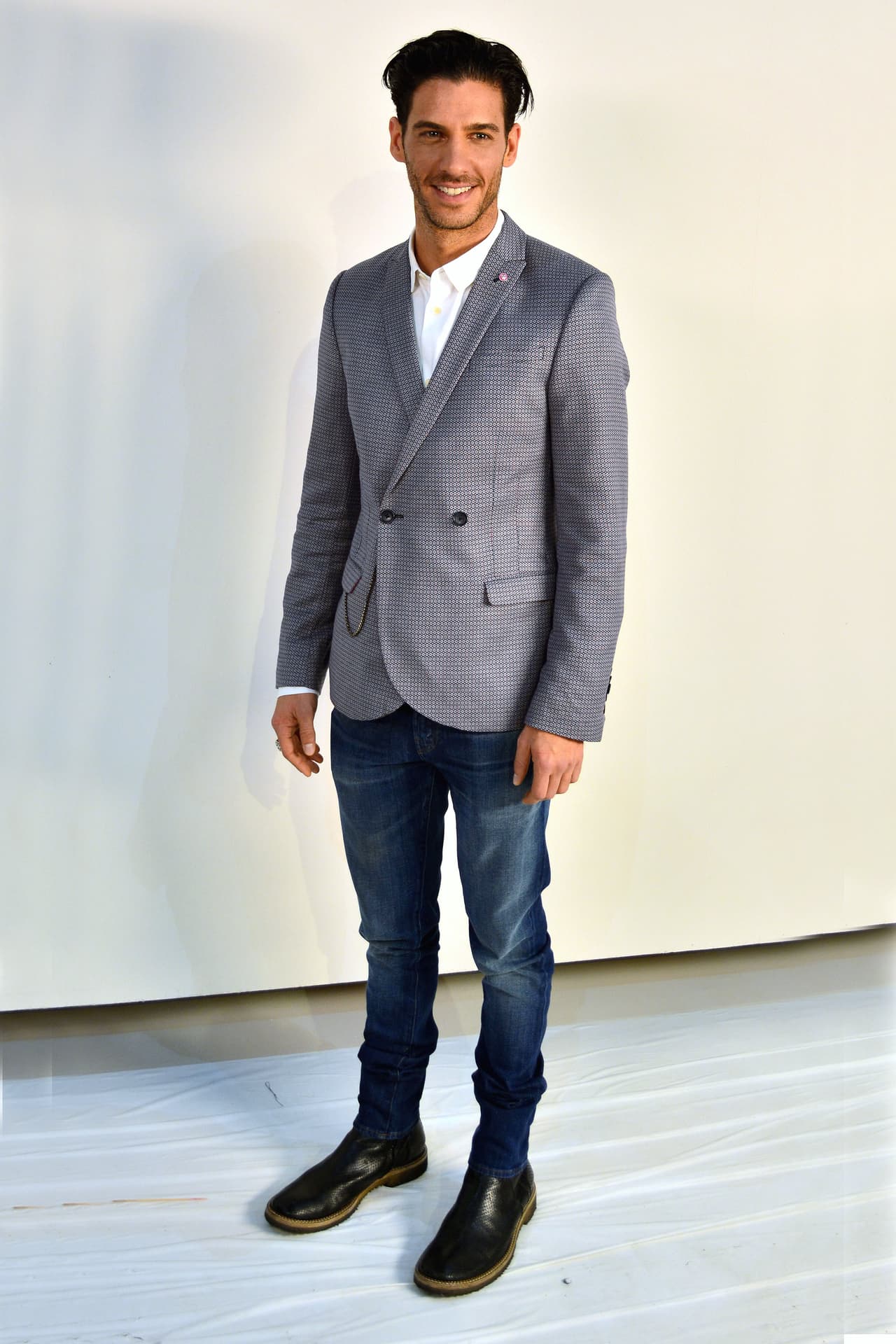 Después de un casting en el que participaron muchas jóvenes estrellas, Erick Elías fue el elegido para protagonizar este proyecto.