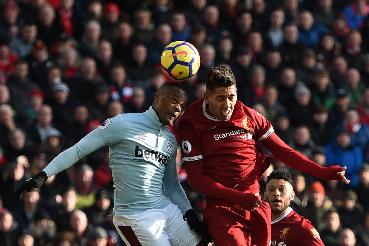 Compañero del Chicharito celebra su regreso a la Premier League con lesión