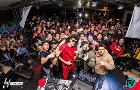 Los dos jóvenes youtubers, al igual que lo hacía 'El Pirata de Culiacán', se ganan la vida diviertiéndose.