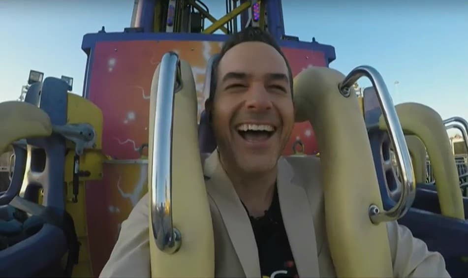 Carlitos no pudo contener los nervios al despegar en la atracción.