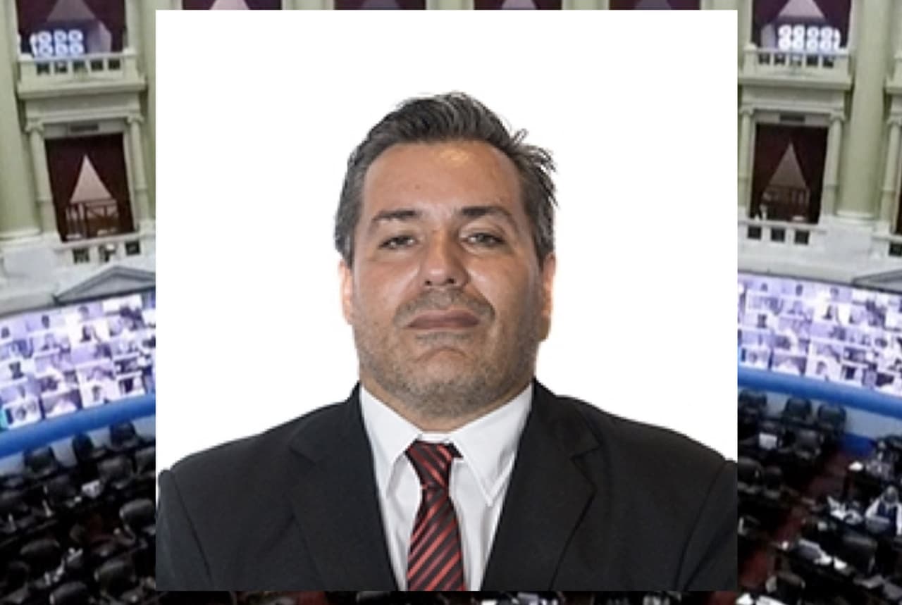 Este diputado fue suspendido por besar los senos de su pareja durante sesión virtual del Congreso