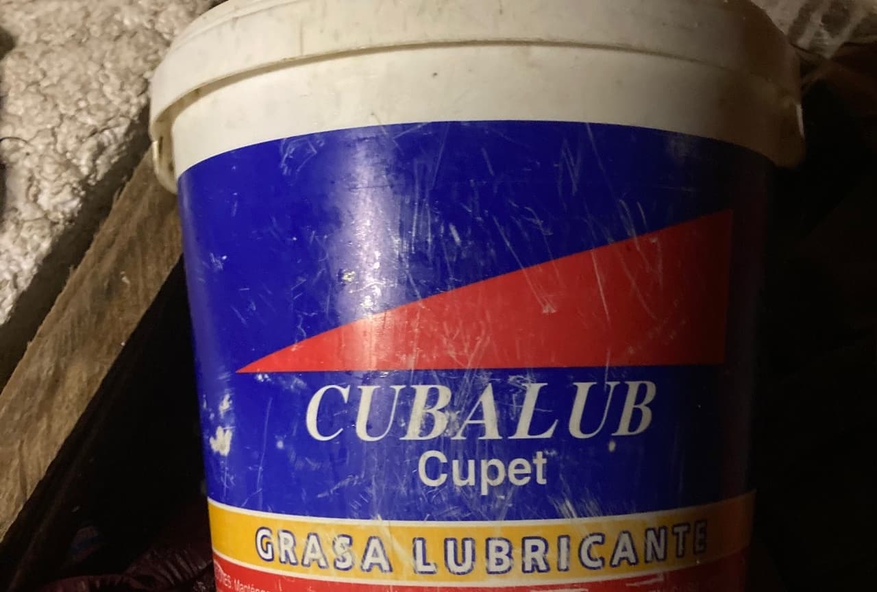 El velero de fabricación casera se fabricó con madera, reforzado con láminas metálicas y bloques de poliestireno. En el suelo había botellas de agua sin abrir y un cubo de la empresa estatal de gasolina Cupet.