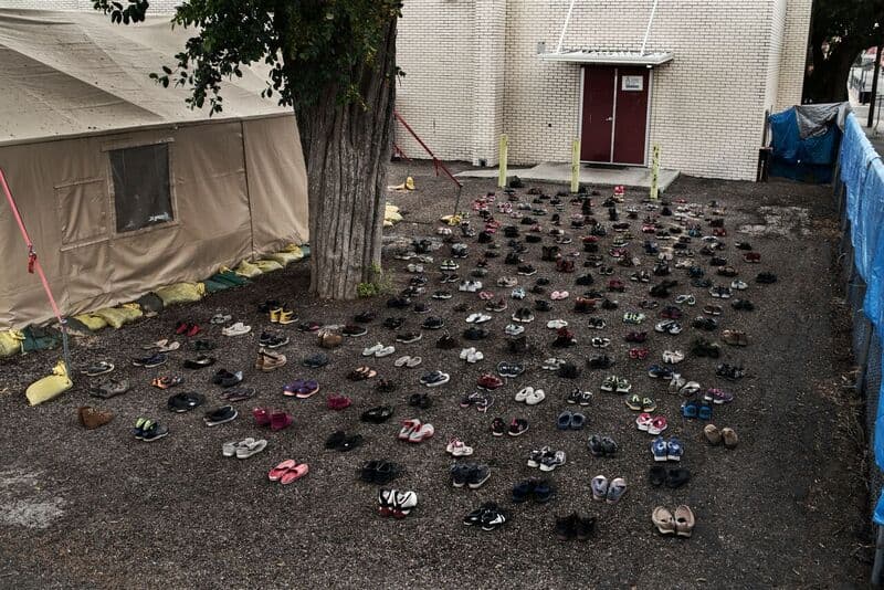 Esta fue la primera foto de la serie 'Almas viajeras' ('Traveling souls') que hizo Verónica Gabriela Cárdenas. Dispuso 250 zapatos de inmigrantes que habían cruzado la frontera entre México y Estados Unidos, en la puerta por donde entran al Centro Humanitario Respite, en McAllen, Texas.
<br>
