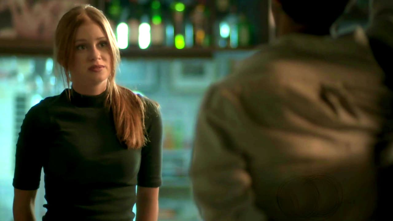 Una noche Jonathan visitó a Eliza en su bar familiar, pero Jacaré los asechaba para causarles daño, por suerte Jonathan luchó por sus vidas y Eliza se encargó de usar una pistola en contra de Jacaré, quien salió huyendo.