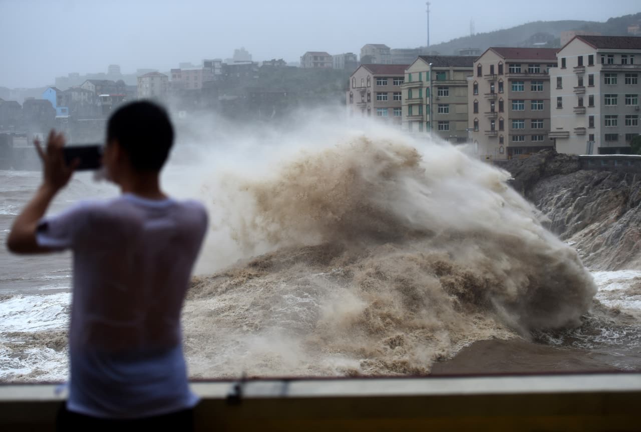 La agencia de noticias china Xinhua informó que más de seis millones de personas que viven en la provincia de Zhejiang fueron afectadas por las inundaciones y más de un millón fueron evacuadas. 
<br>