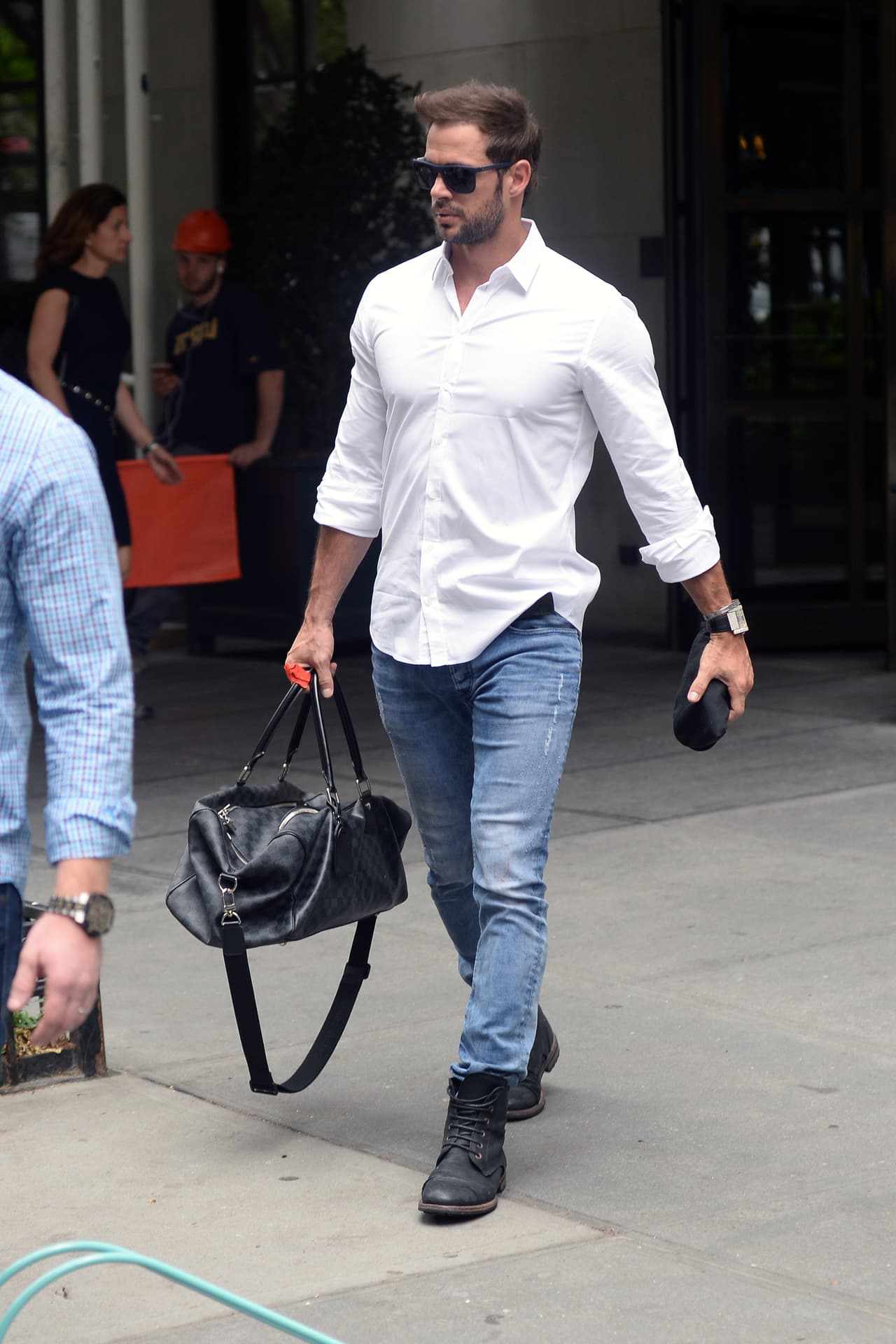 El galán salió de su hotel para irse a un trabajo.