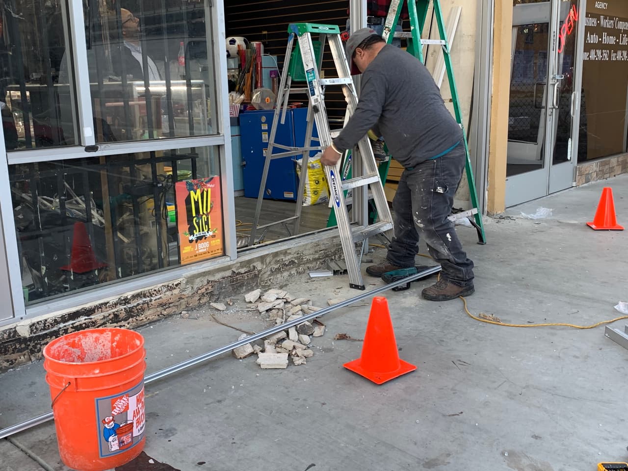 La policía ha indicado que las matrículas de los vehículos usados en los robos pueden ser falsas o robadas para evitar su identificación.
<br>