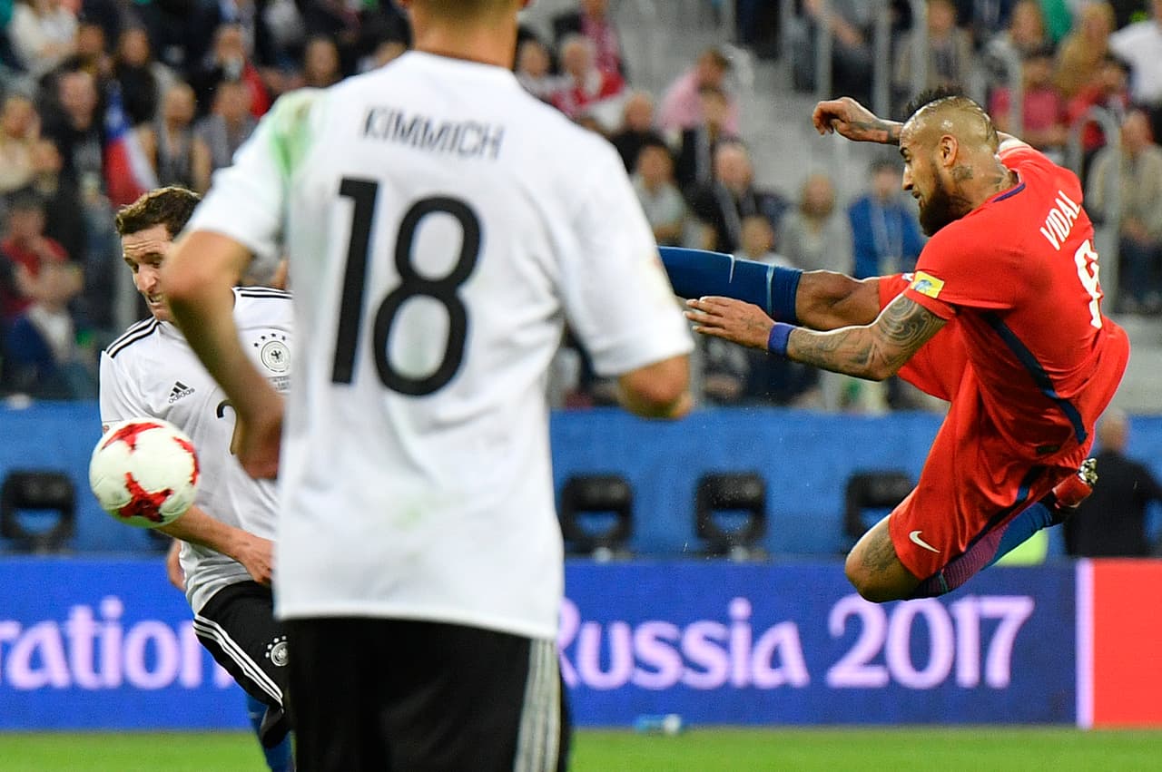 Vidal intentó este acrobático remate, pero el balón salió muy desviado.