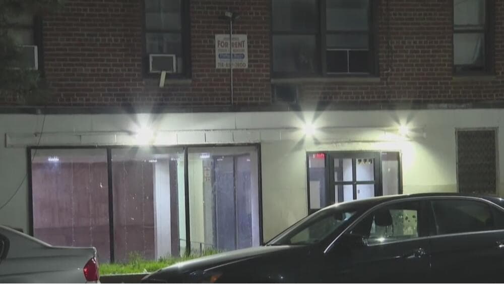 Arrestan a hijastro del cuidador del niño que fue hallado muerto en un apartamento de NY