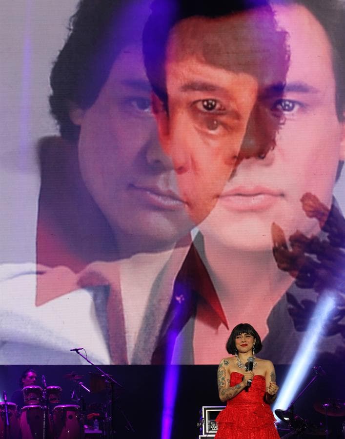 Por su parte, Mon Laferte fue la encargada de interpretar la canción 'Amar y querer'. La artista chilena comentó que "estas canciones acompañaron los momentos más alegres y los momentos más tristes" de los que crecieron en Latinoamérica.