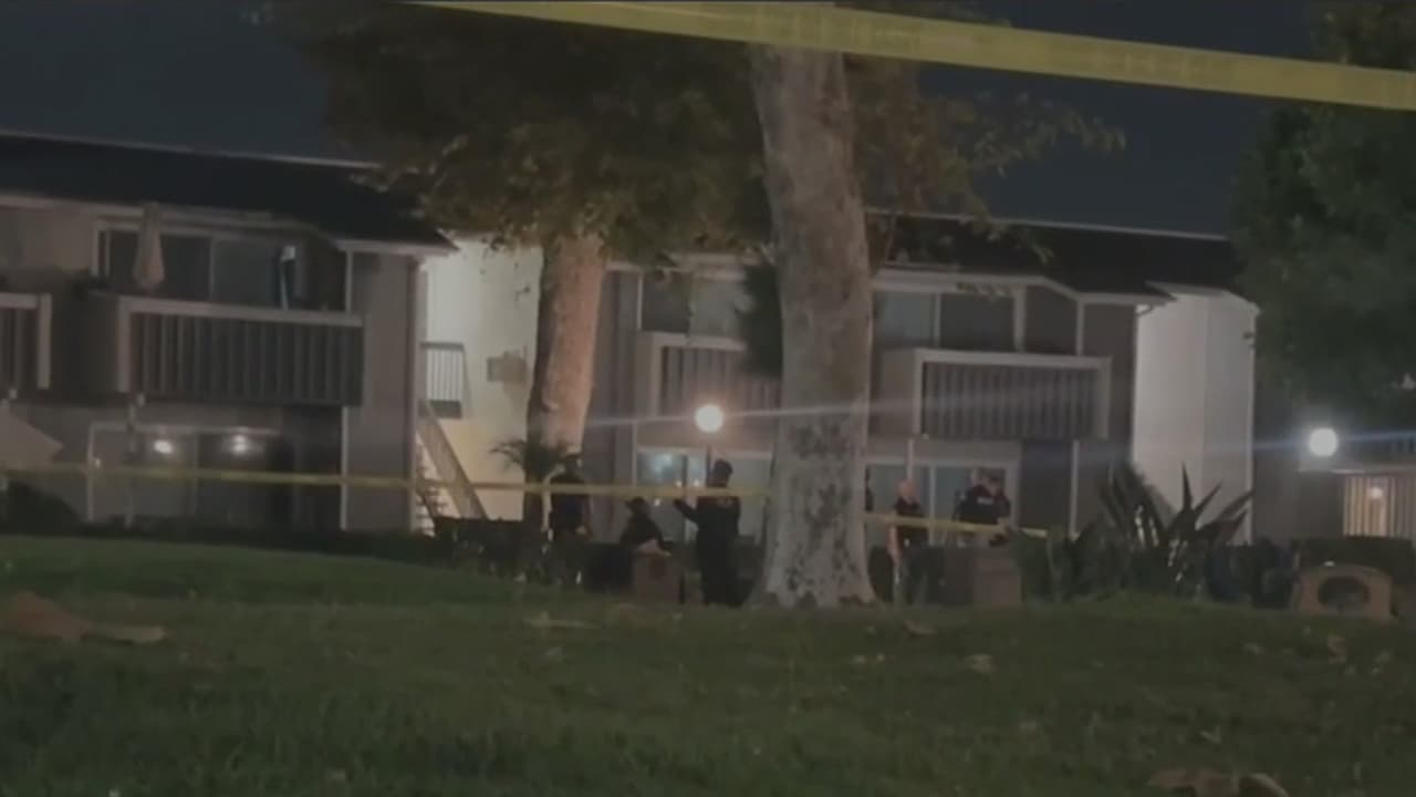 Encuentran el cuerpo de una mujer en la vivienda de un hombre abatido por la policía en Tustin