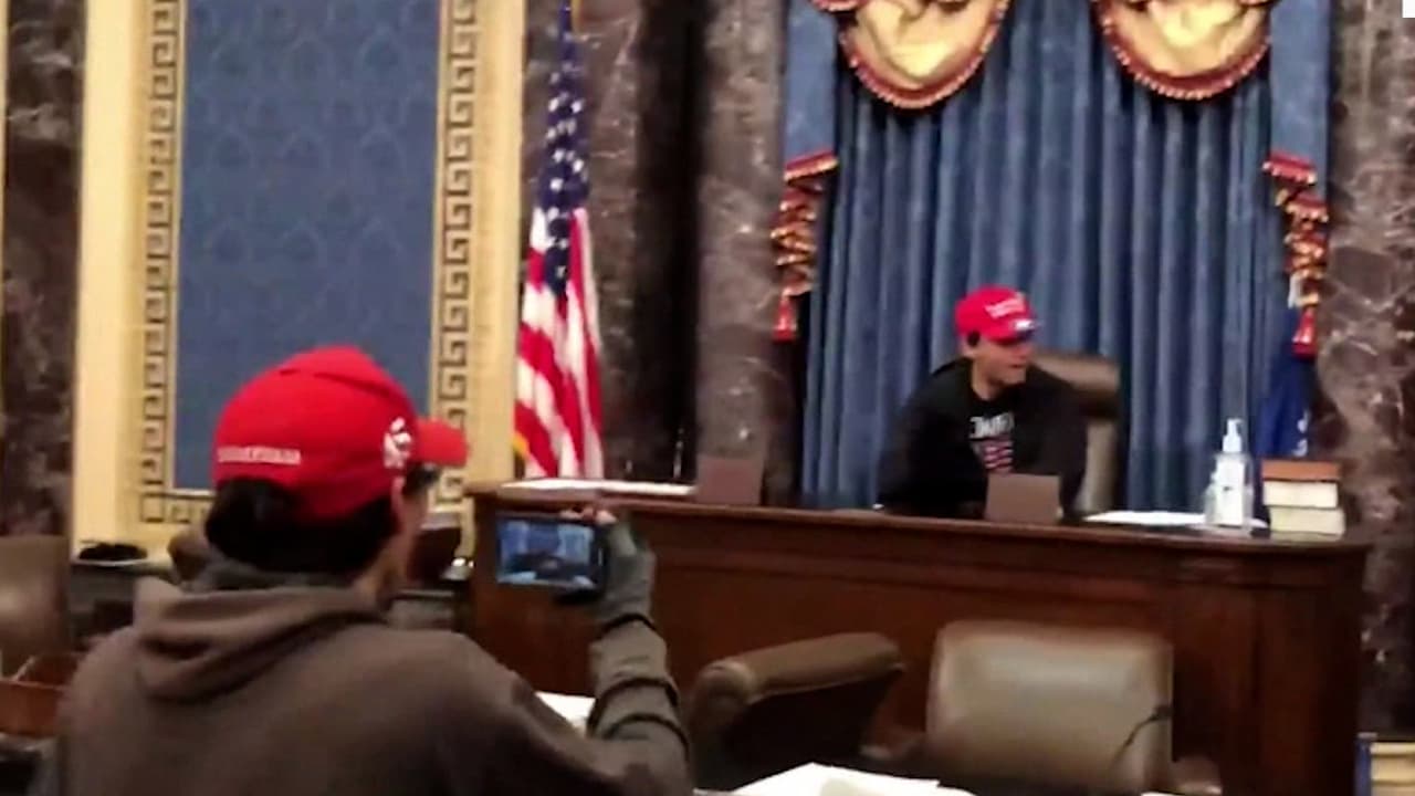 En video. En estas tomas, asaltantes del Capitolio aseguran que estaban en su casa mientras discuten entre ellos en el Senado de Estados Unidos. Preguntaban “dónde estaba Nancy Pelosi” y registraban los escritorios de los congresistas que habían dejado sus puestos minutos antes.