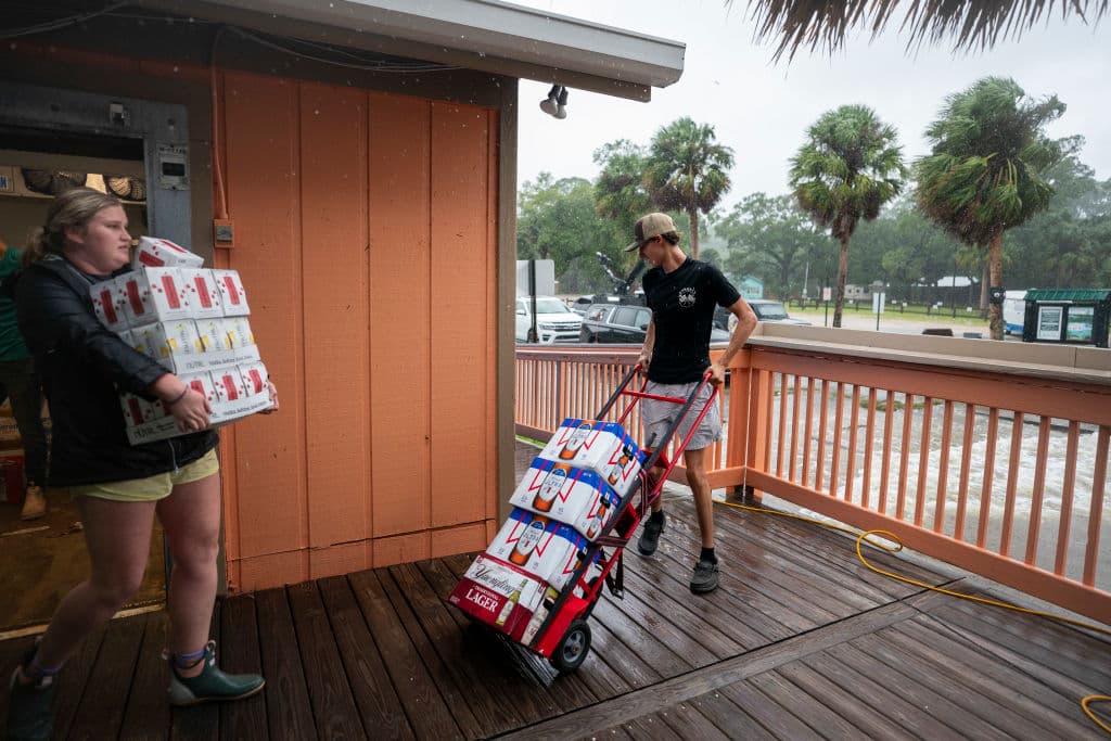 <h3 class="cms-H3-H3">Panacea</h3>
<br>
<br>Las bebidas alcohólicas del Donkeys Bar & Grill en esta ciudad del condado Wakuya, en Florida, quedaron a salvo este jueves, cuando los comerciantes notaron la amenaza de perderlo todo con el paso del huracán Helene por el estado.