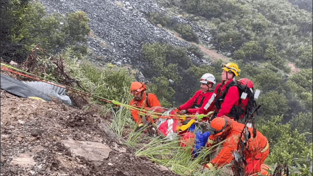 Bomberos de una unidad de Cal Fire observaron que una señalización de carretera se encontraba fuera de su sitio, se detuvieron a observar y fue entonces cuando localizaron un vehículo en el fondo del terraplén.