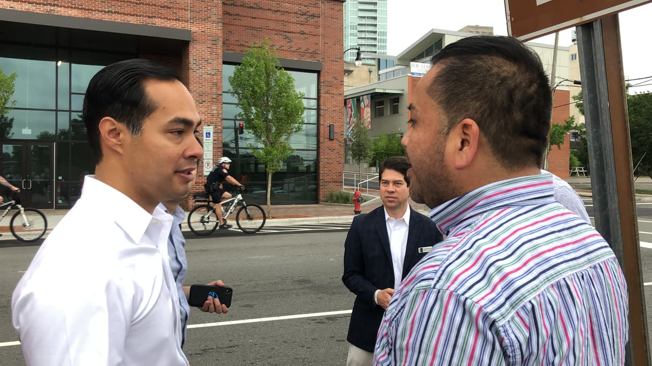 Julián Castro, uno de los candidatos a la presidencia de los Estados Unidos, hizo una visita a relámpago a Carolina del Norte