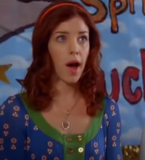 <b>Maggie Castle</b>
<br>Antes de ser Sara Olson, la hermana de Jessica súper fanática de Christopher Wilde, Maggie Castle había tenido otos papeles secundarios en películas como ‘The Time Traveler’s Wife’ y ‘Flirting with Danger’.