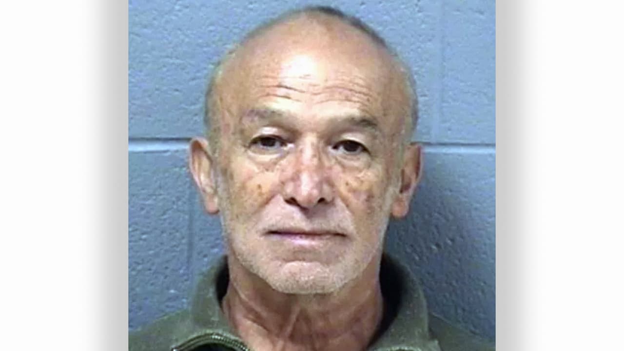 ICE inicia proceso para despojarle la ciudadanía a exentrenador mexicano acusado de abuso sexual