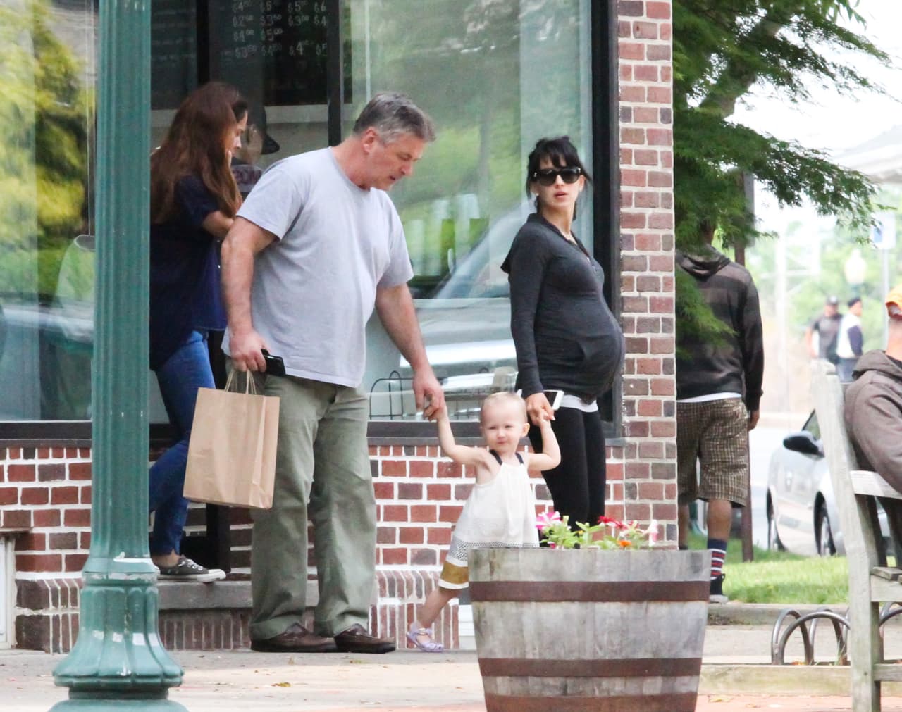 Aunque podría haber una tercera en su vida, pues Hilaria está embarazada de segundo hijo.