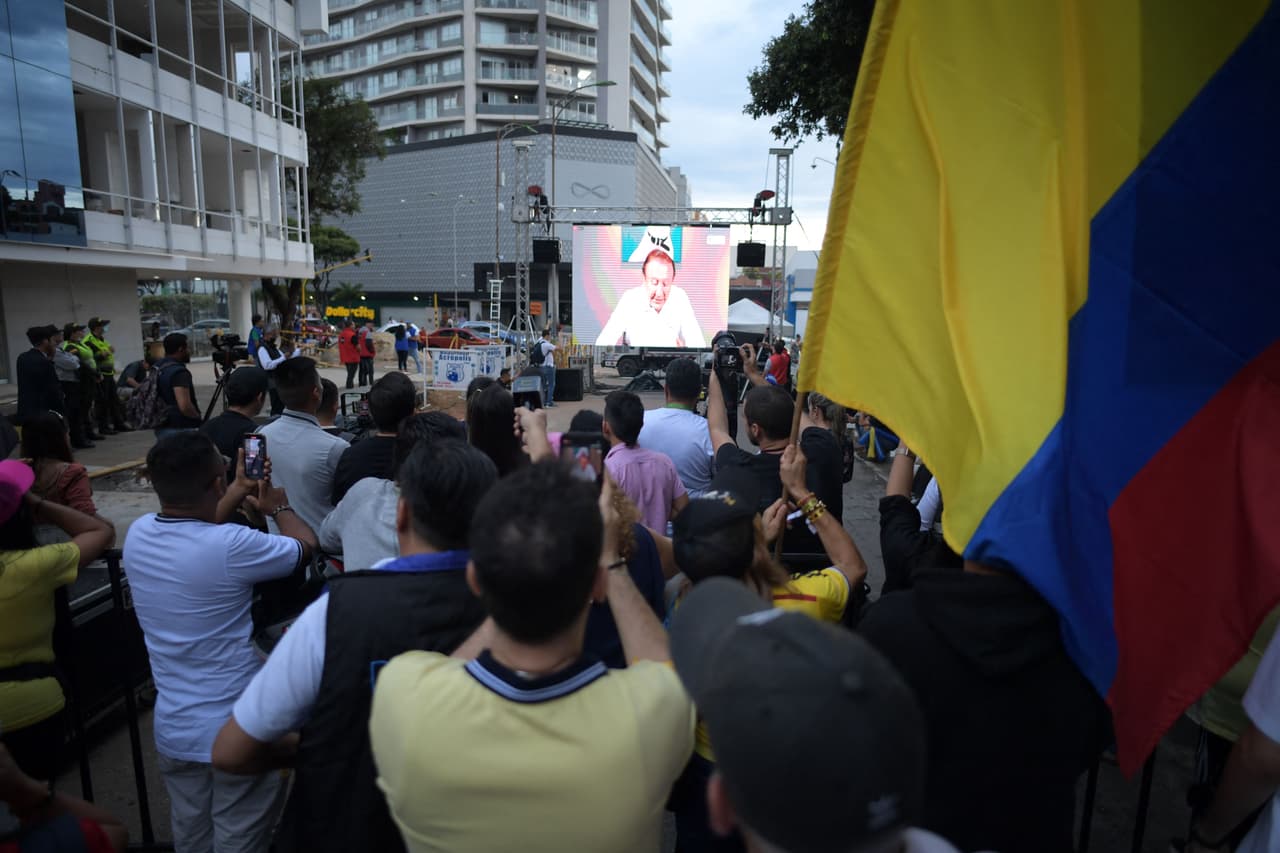 "Sinceramente espero que esta decisión que han tomado sea beneficiosa para todos y que Colombia se encamine hacia el cambio que predominó en el voto la primera vuelta. Le deseo al doctor Gustavo Petro que sepa dirigir al país, que sea firme en su discurso contra la corrupción y que no defraude a quienes confiaron en él", expresó Rodolfo Hernández en el mensaje en que aceptó su derrota.