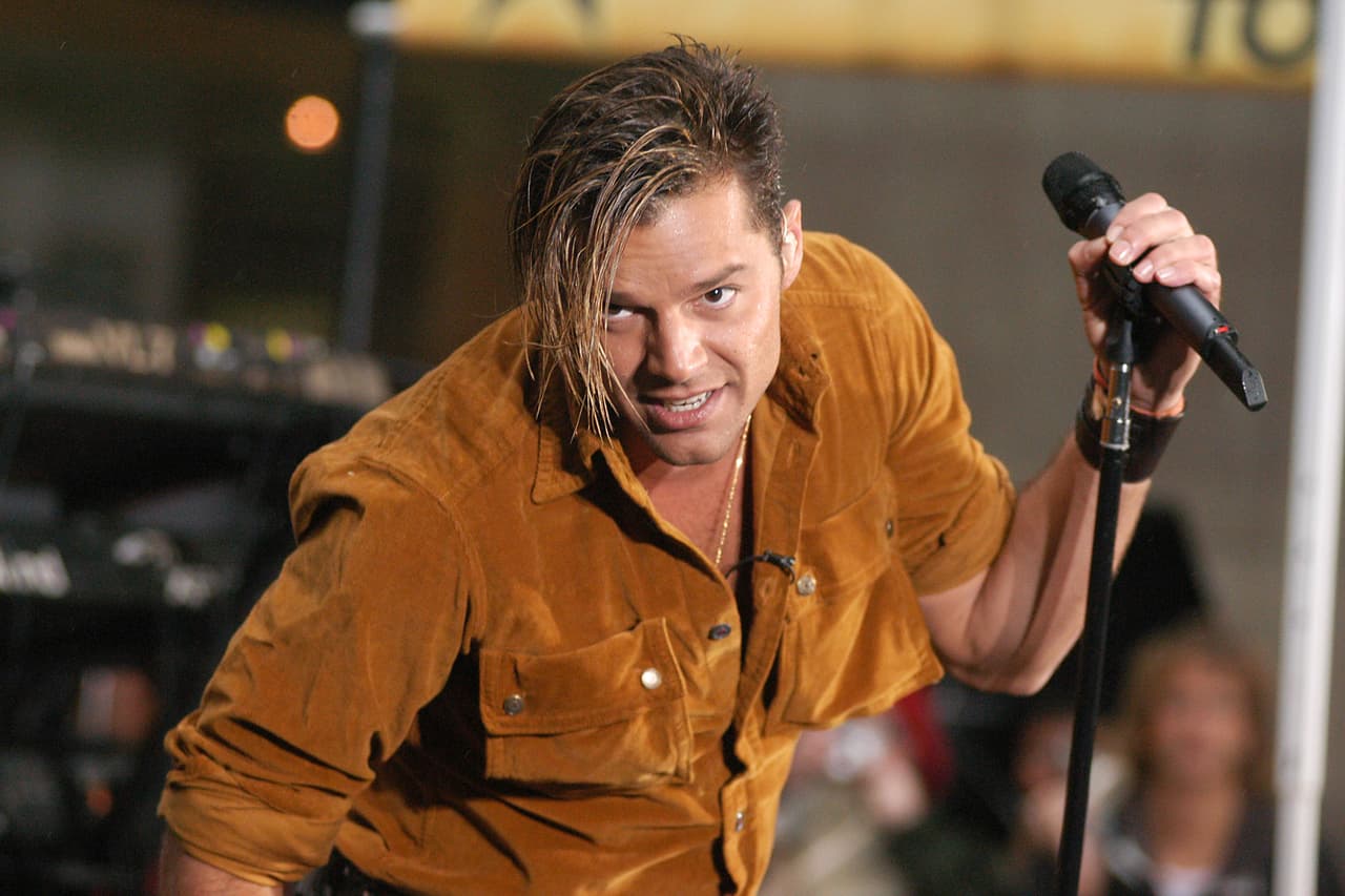 Aunque no tardó mucho para rediseñar su 'look', acompañado de un ligero mechón más claro que el resto de su cabellera.